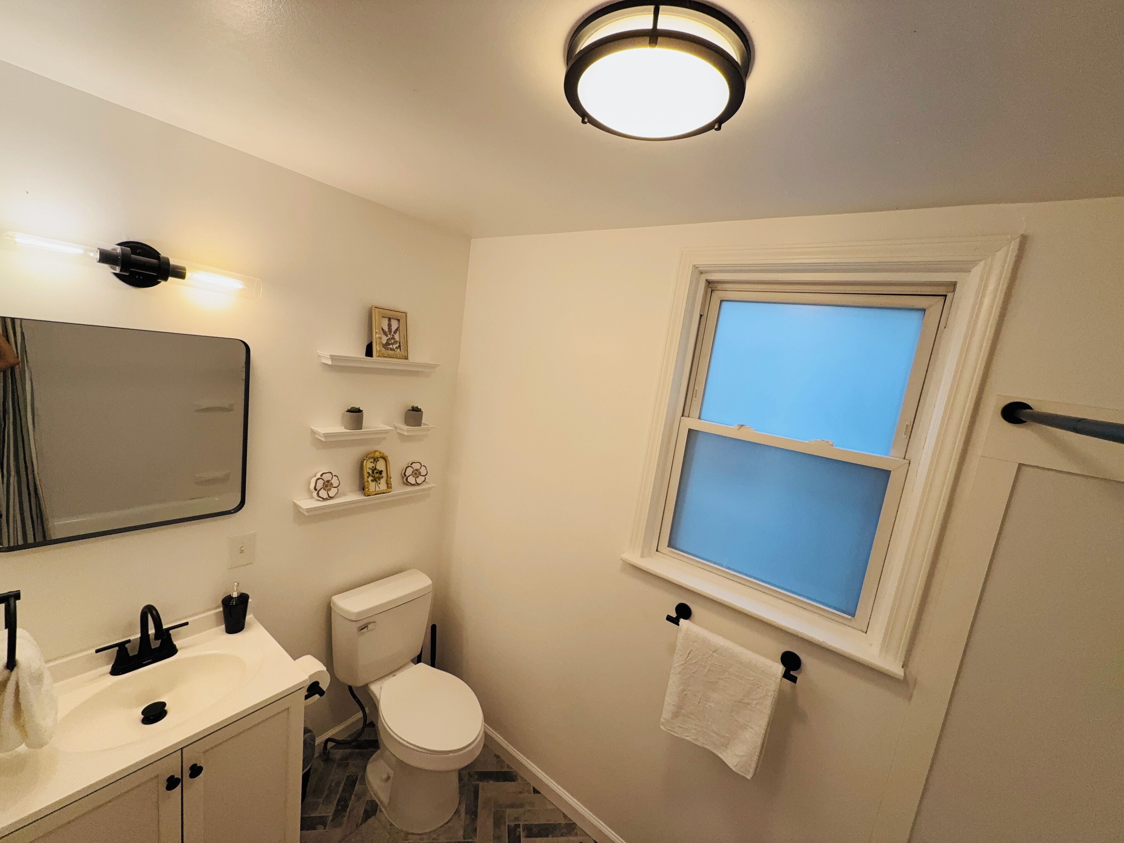 Serviettes fournies, savon, shampooing, papier de toilette
