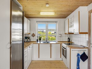 Kühlschrank, Mikrowelle, Geschirrspüler, Kochgeschirr/Geschirr/Besteck