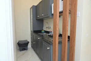 Junior Suite | Private kitchen | Mini-fridge, microwave, stovetop, freezer - Roeya Vision Served Apartment (Riyadh)
