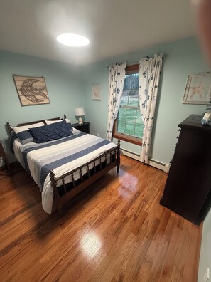 Tabla de planchar con plancha, wifi gratis y ropa de cama 