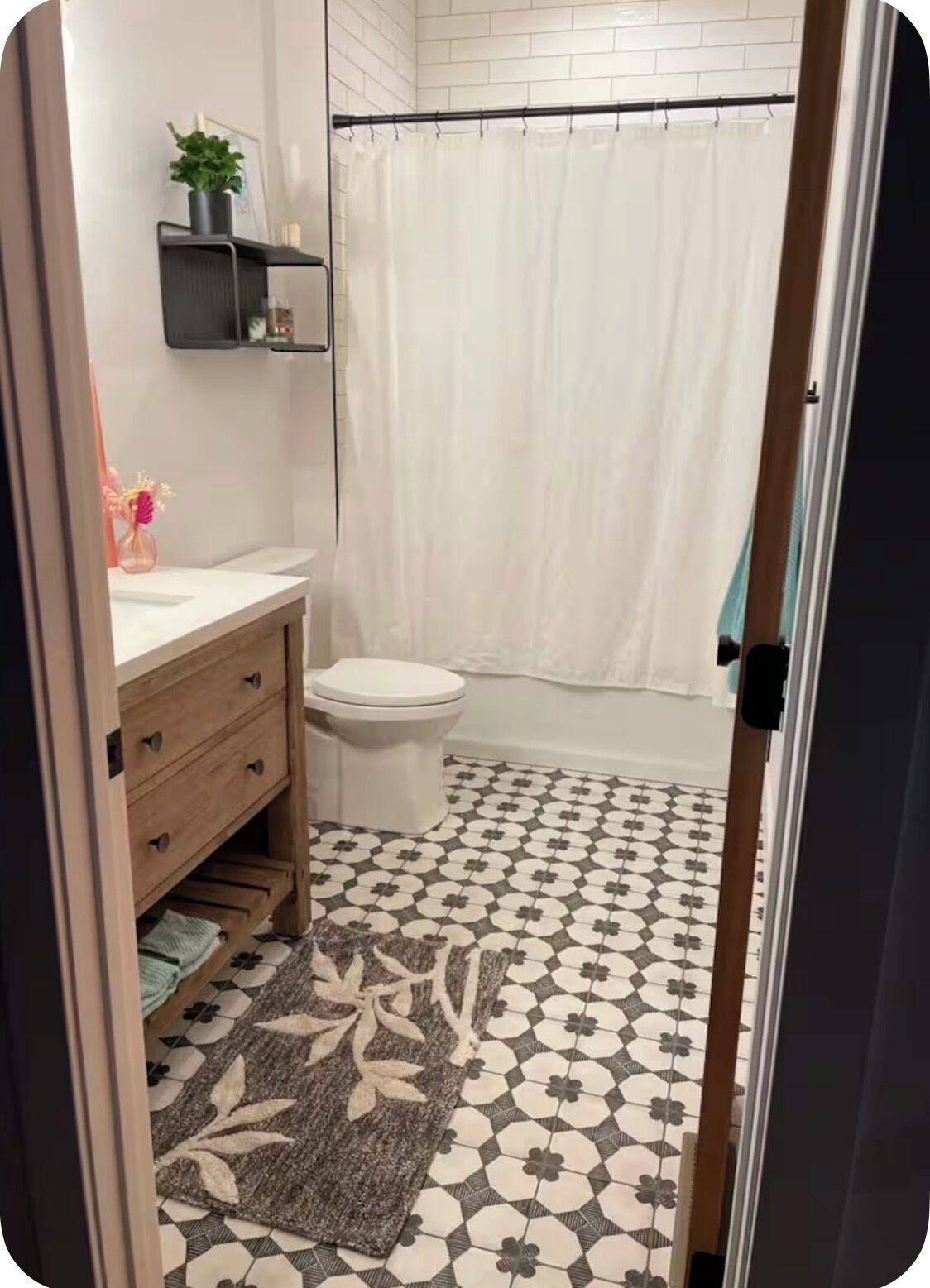 Secadora de cabello, toallas, jabón, papel de baño 