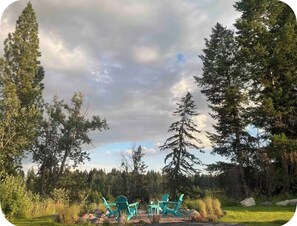 Eine natürliche Landschaft mit Bäumen und Sitzgelegenheiten im Freien.