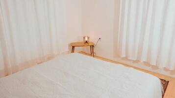 2 bedrooms, iron/ironing board, free WiFi