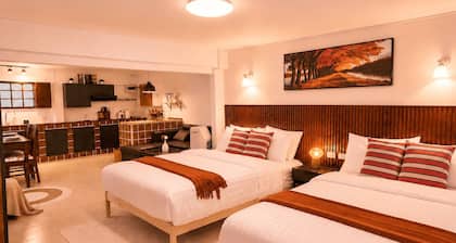 PhayaThai Autumn Hideaway • 2 Queen Beds • Vintage Kitchen