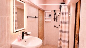Shower, hair dryer, towels, soap - PhayaThai Autumn Hideaway • 2 Queen Beds • Vintage Kitchen (Krung Thep Maha Nakhon)