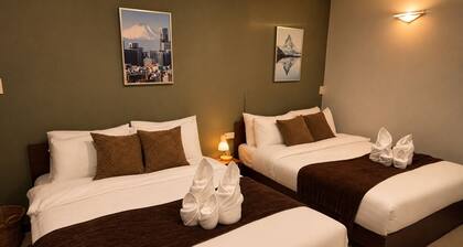 Spacious Charming Vintage Room - 2 min walk to PhayaThai BTS - Sleeps 6 guests