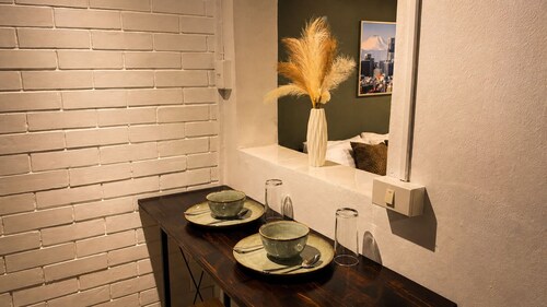 Spacious Charming Vintage Room - 2 min walk to PhayaThai BTS - Sleeps 6 guests