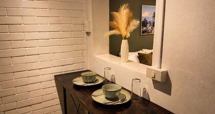 Spacious Charming Vintage Room - 2 min walk to PhayaThai BTS - Sleeps 6 guests