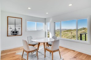 Dining - Spacious 3bd hilltop getaway with breathtaking ocean views (Laguna Beach)