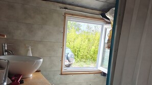 シャワー、タオル、石鹸、トイレットペーパー