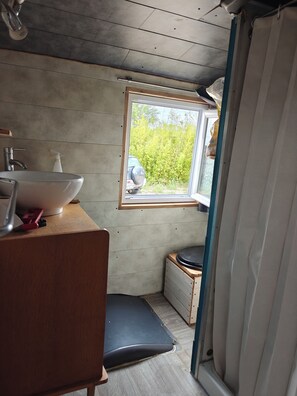 Shower, towels, toilet paper - Vrbo Property (Milhaud)