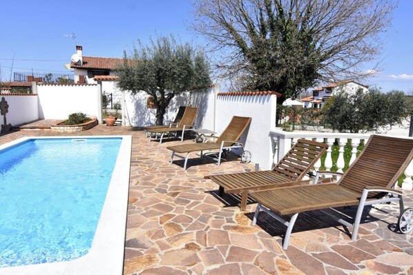 Una piscina al aire libre