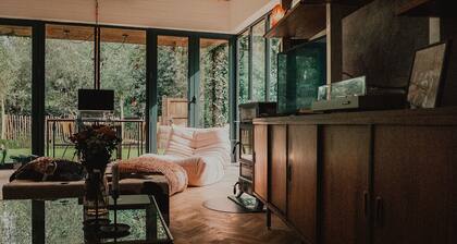 Pinecone Hideaway - house in the woods