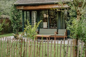 Terrace/patio - Pinecone Hideaway - house in the woods (Aalter)