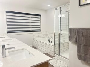 Secadora de cabello, bidet, toallas, jabón 