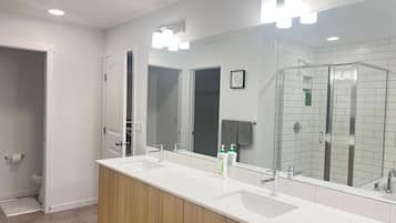 Sèche-cheveux, bidet, serviettes fournies, savon