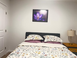 Iron/ironing board, WiFi, bed sheets - Modern Stay Minutes from West Edmonton Mall (Edmonton)