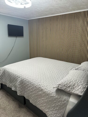 Charming 2-bedroom apartment with new queen beds, AC , Great kitchen! Porch