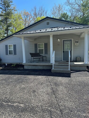 Charming 2-bedroom apartment with new queen beds, AC , Great kitchen! Porch