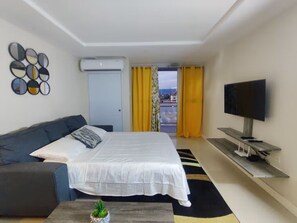 Iron/ironing board, WiFi, bed sheets - Cozy 1-bedroom Bayfront Apartment in Portmore with Private Balcony (Portmore)