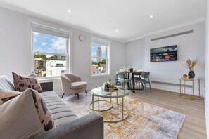 Appartement luxueux, 1 chambre | Fer et planche à repasser, accès au Wi-Fi (inclus), literie fournie
