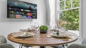 Estudi en suite de luxe | Sala d'estar | Televisor intel·ligent de 32 polzades amb canals digitals