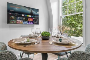 Suite studio luxueuse | Aire de séjour | Téléviseur connecté de 32 po avec télévision numérique