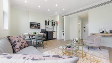 Estudi en suite | Sala d'estar | Televisor intel·ligent de 32 polzades amb canals digitals
