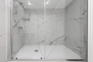 Studio 4B | Bathroom | Hair dryer, towels, soap, shampoo - BAZ Tower - London (London)