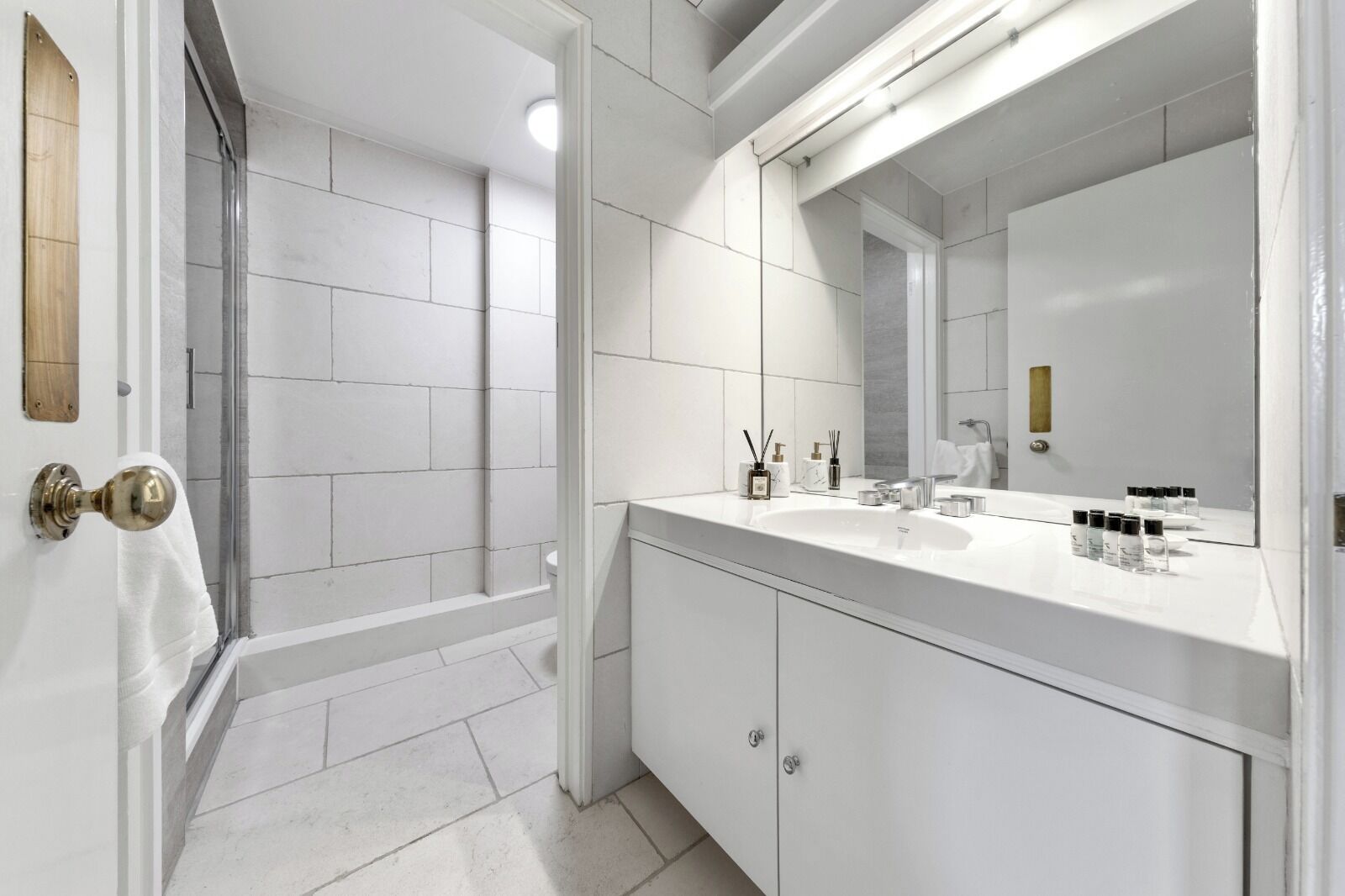 Studio 2B | Bathroom | Hair dryer, towels, soap, shampoo