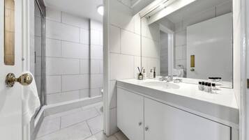 Studio 2B | Bathroom | Hair dryer, towels, soap, shampoo