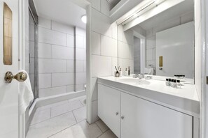 Suite studio | Salle de bain | Séchoir à cheveux, serviettes fournies, savon, shampooing