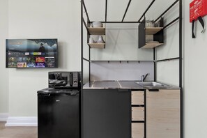Studio suite | Privékitchenette | Een mini-koelkast, een magnetron, een waterkoker, een broodrooster