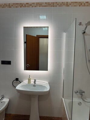 Hair dryer, bidet, towels, soap - Spacious and bright apartment for 7 people in the center of Nerja (Nerja)