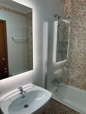 Sèche-cheveux, bidet, serviettes fournies, savon