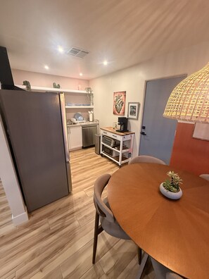 Dining - Desert Flower Stay 10 minutes from the Airport #2 (Phoenix)