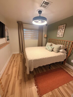 1 bedroom, iron/ironing board, travel cot, free WiFi - Desert Flower Stay 10 minutes from the Airport #2 (Phoenix)