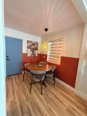 Dining - Desert Flower Stay 10 minutes from the Airport #2 (Phoenix)