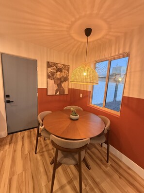 Dining - Desert Flower Stay 10 minutes from the Airport (Phoenix)