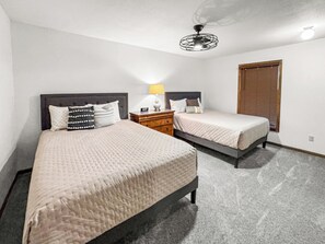 3 slaapkamers, een bureau, een strijkplank/strijkijzer, reisbedje