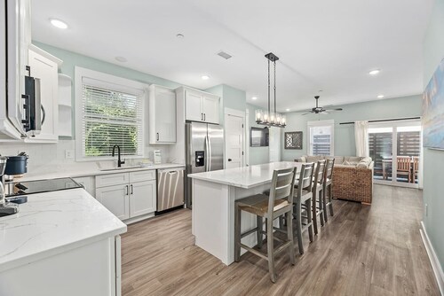 The Salty Dog | 3 Bed/3 Bath, Walk to the Beach