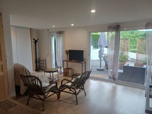 Living area - Cosy air-conditioned apartment with swimming pool and breathtaking view of the countryside (Saint-Victor-de-Cessieu)