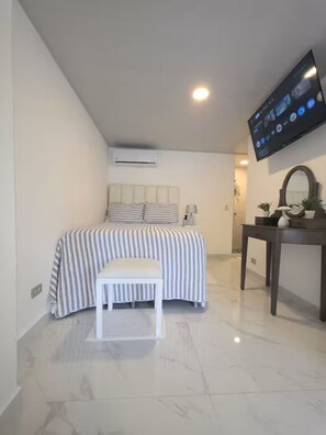 1 habitación, tabla de planchar con plancha, wifi gratis y ropa de cama 