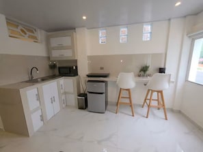 Refrigerador, microondas, placa de cocina, cafetera/tetera