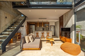 Ein modernes Interieur mit einer Couch, einem Hocker und einer Treppe.