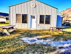Luxury Suite | Outdoor dining - Blue Lake Resort (Coulee City)