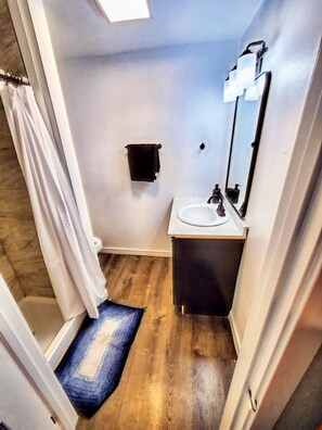 Premier Room | Bathroom | Shower - Blue Lake Resort (Coulee City)