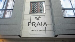A building with a sign reading 'PRAIA' and 'Calle 78 sur # 40 - 70'.