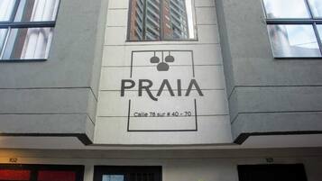 A building with a sign reading 'PRAIA' and 'Calle 78 sur # 40 - 70'.