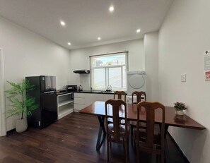Biệt thự dành cho gia đình, 4 phòng ngủ | Bếp riêng | Tủ lạnh, lò vi sóng, bếp nấu, dụng cụ nấu nướng/bát dĩa/dao nĩa 